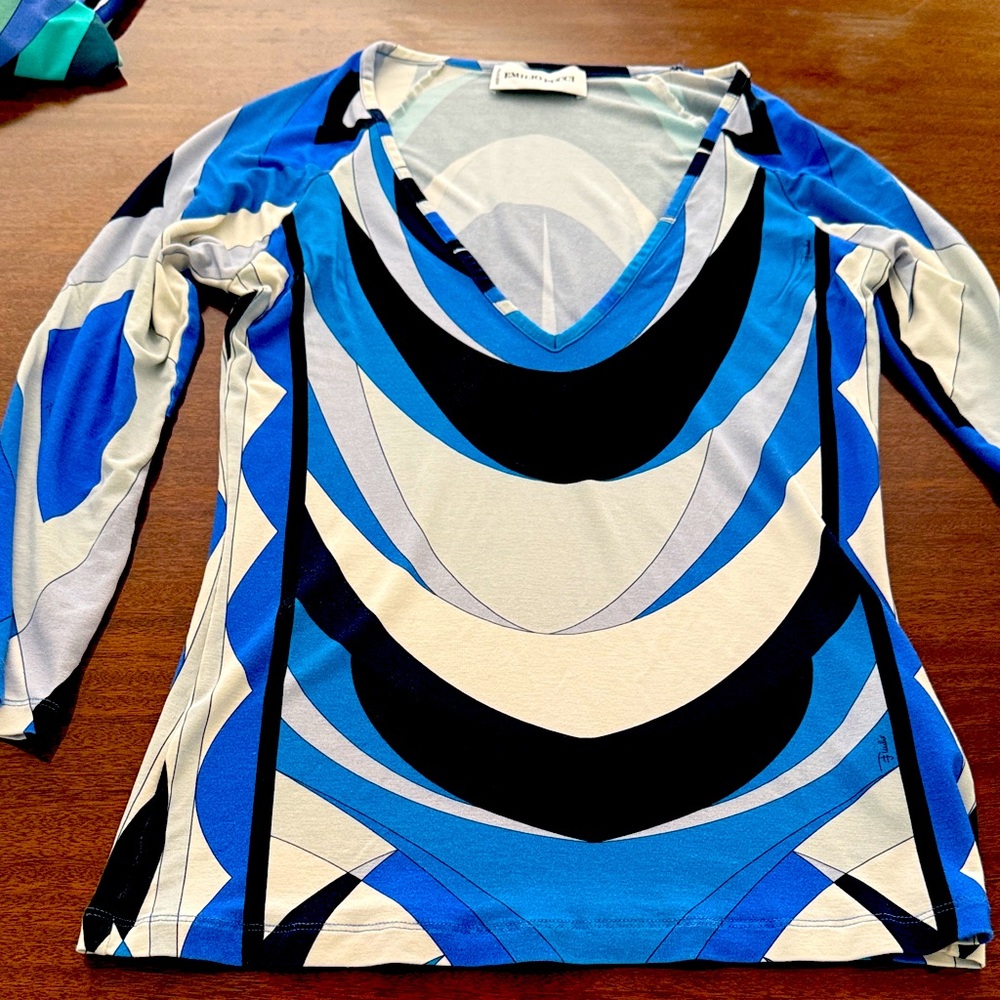 Emilio Pucci Blue & Black Geometric V neck tee in blue shades/Euro size 38 (4-6)